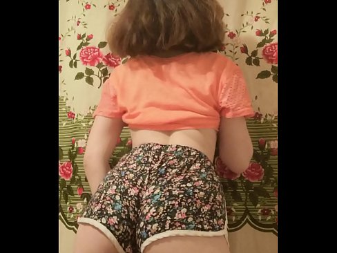 ❤️ Dhallaan yar oo sexy ah oo iska siibaysa surwaalka gaaban ee kamarada ❤❌  annaga %so.pornjk.ru